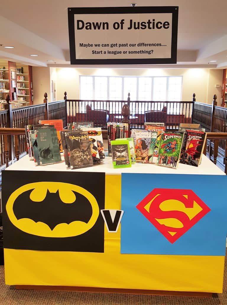 Batman v Superman: Display of Comics