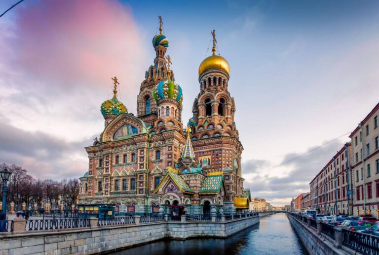 Visit St. Petersburg: a live virtual tour